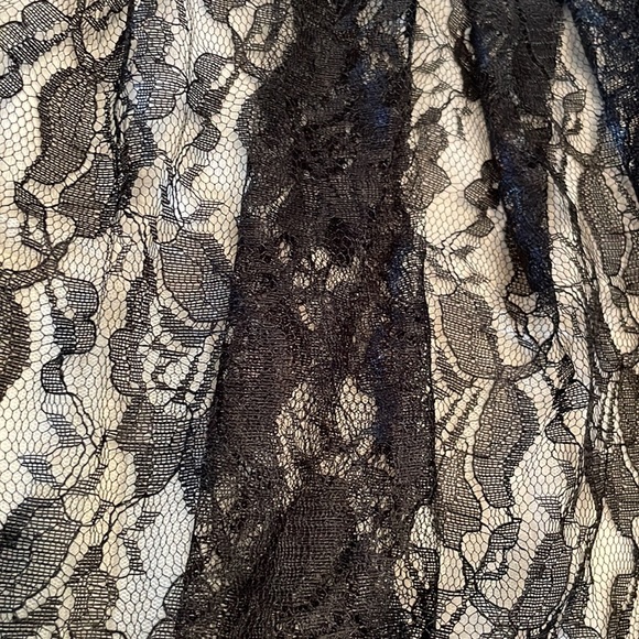 Black and white lace skirt - Picture 3 of 5